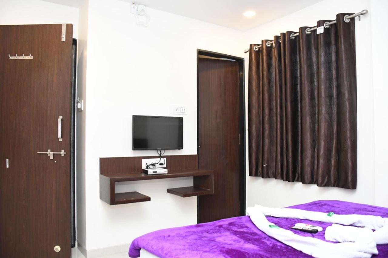 Hotel Sai Shatabdi Shirdi Exteriör bild