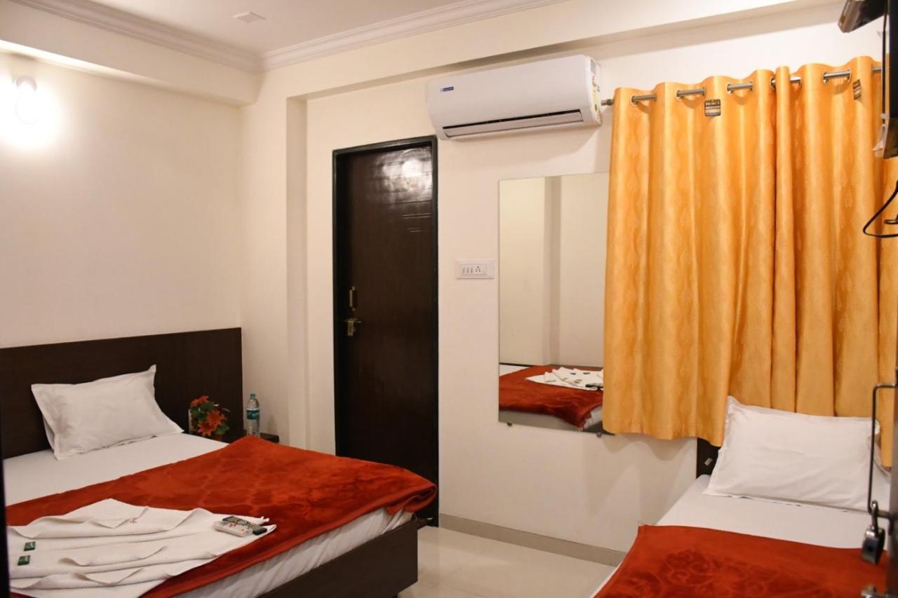 Hotel Sai Shatabdi Shirdi Exteriör bild