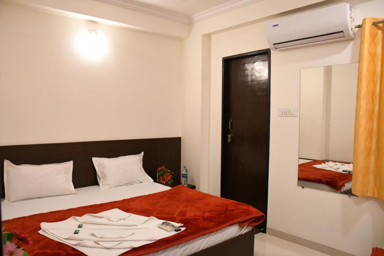 Hotel Sai Shatabdi Shirdi Exteriör bild
