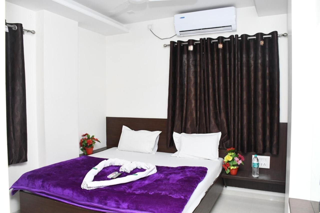 Hotel Sai Shatabdi Shirdi Exteriör bild