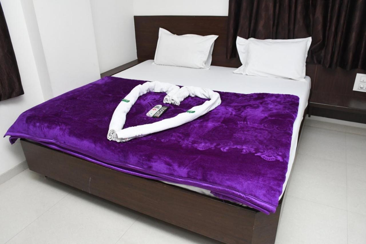 Hotel Sai Shatabdi Shirdi Exteriör bild