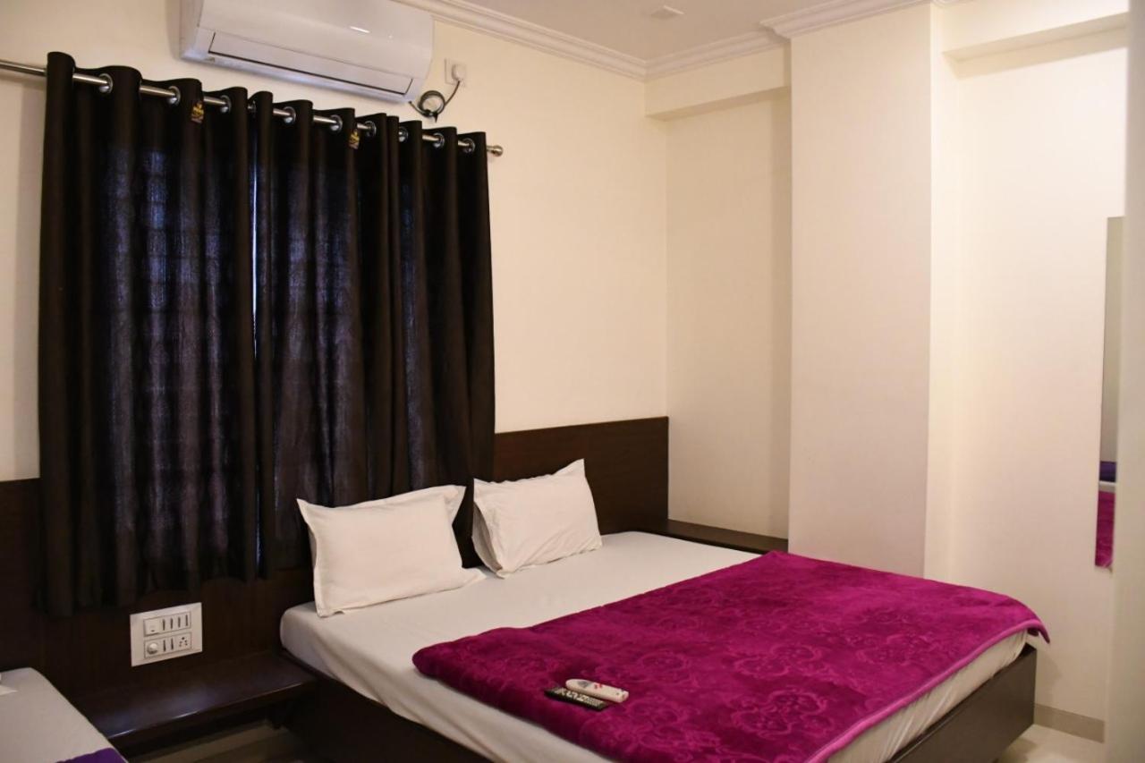 Hotel Sai Shatabdi Shirdi Exteriör bild